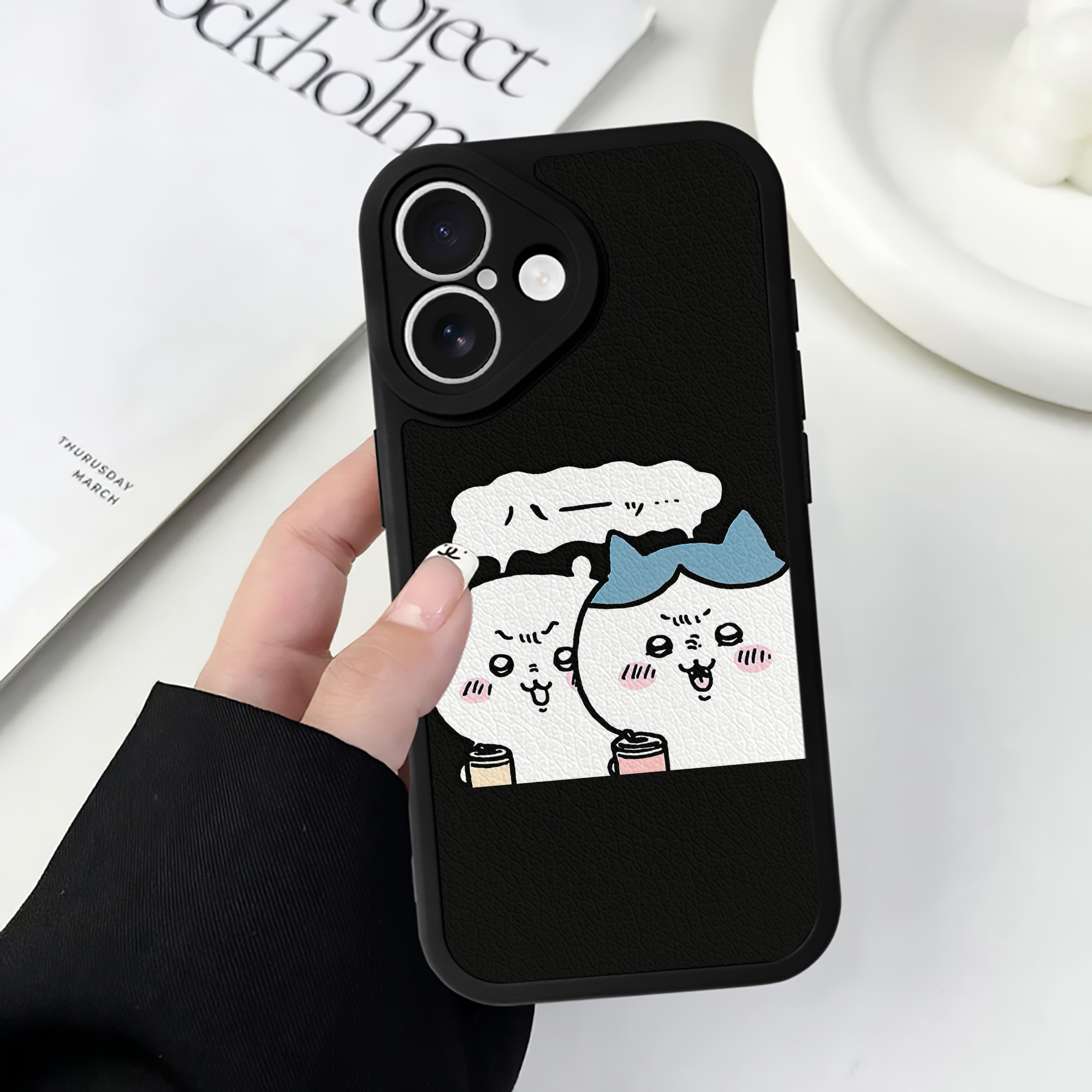 （画像用） ちいかわ ハチワレ Chii-kawa hachiware 【iPhone 16シリーズ対応】シリコンスマホケース（レザー調） 材質：シリコン